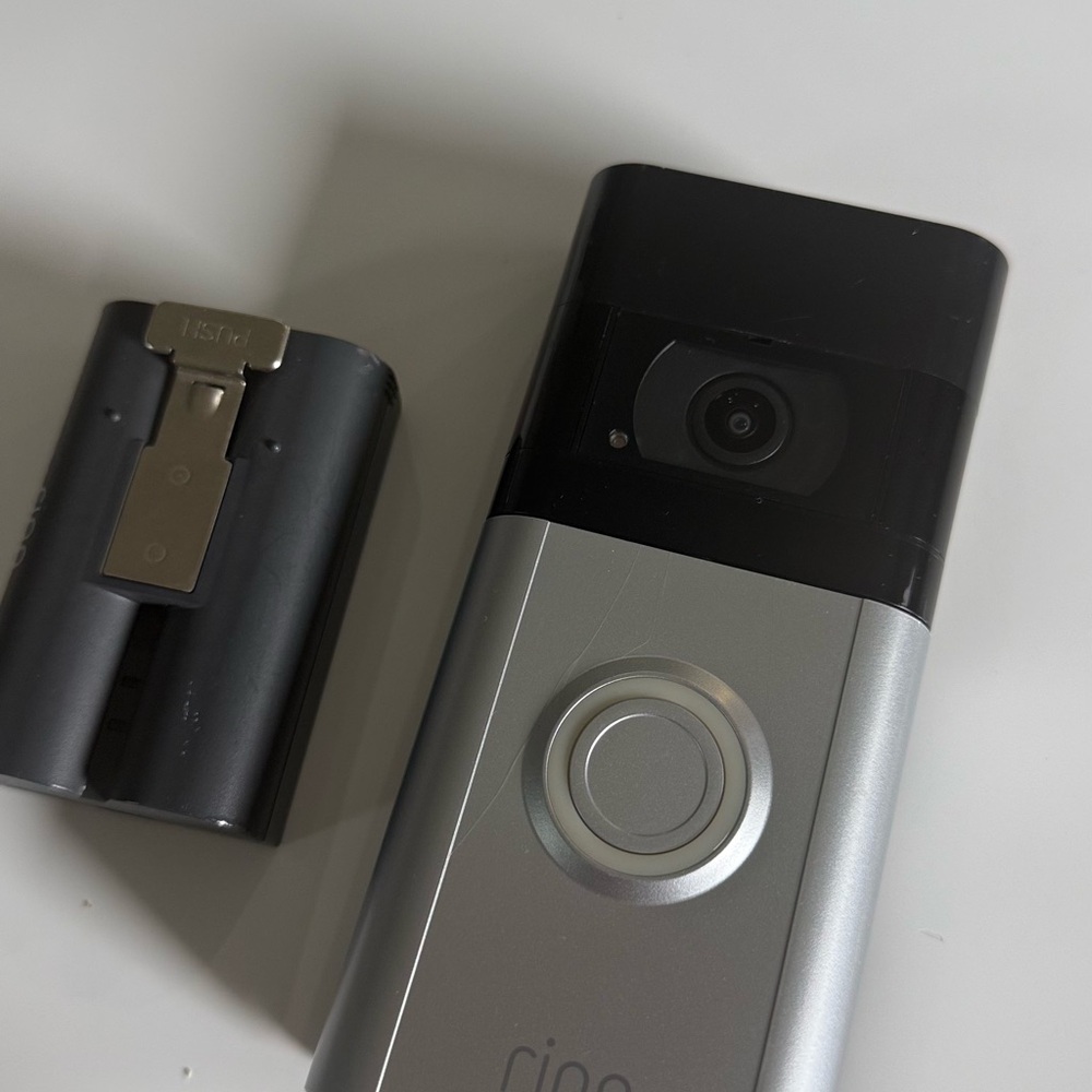 Ring Doorbell with Silver ring Doorbell 3 model 5AT3S9